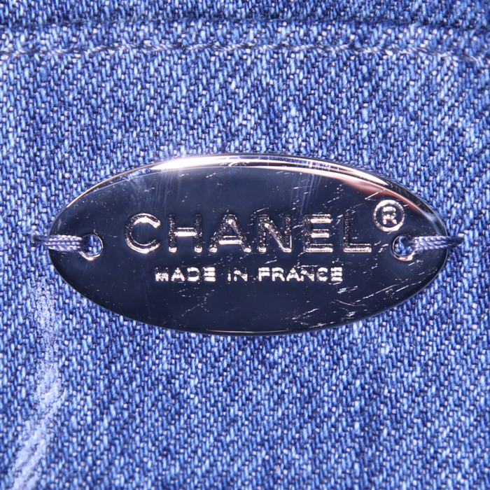 Sac à main Chanel Timeless en denim bleu - Detail D4