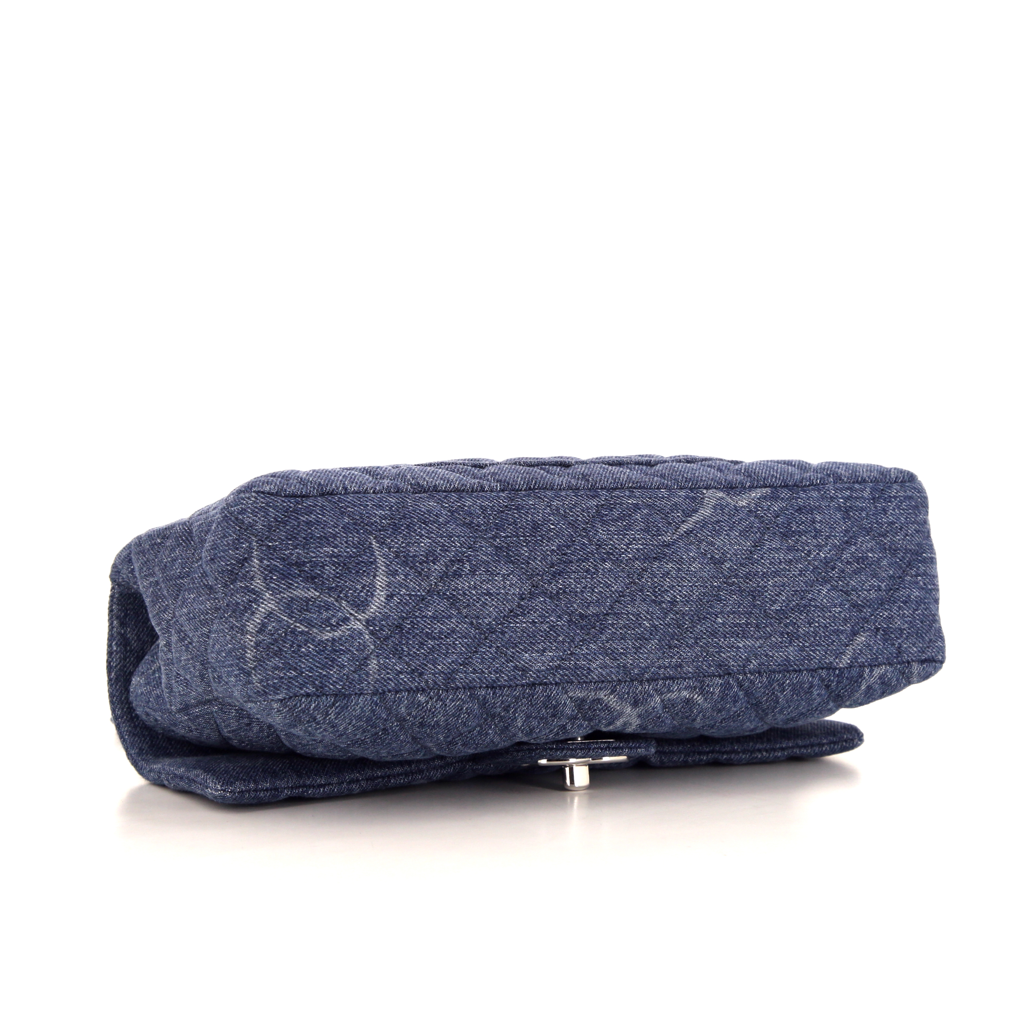 Sac à main Chanel Timeless en denim bleu - Detail D5