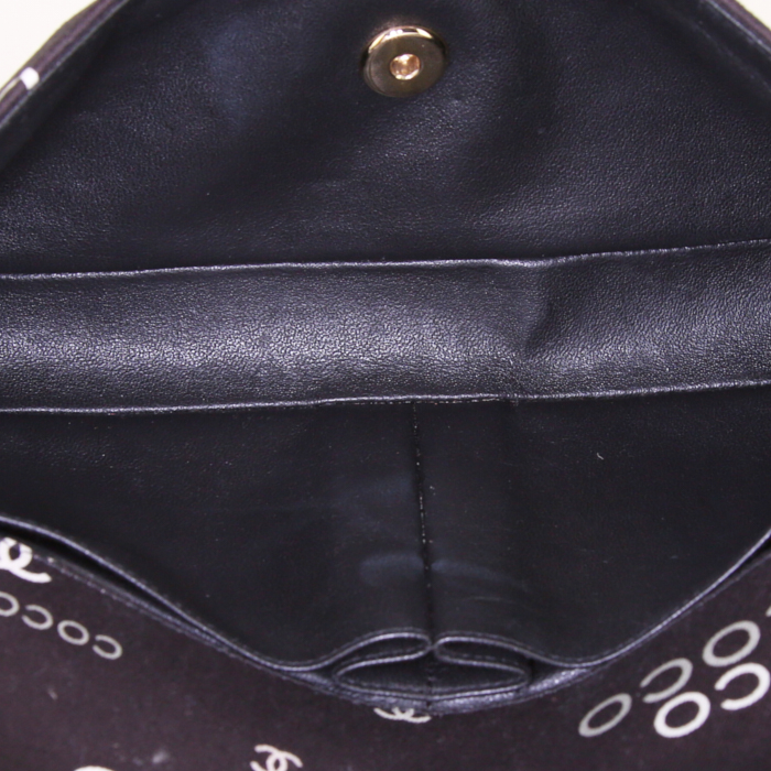 Chanel East West bag worn on the shoulder or carried in the hand in black quilted canvas - Detail D2