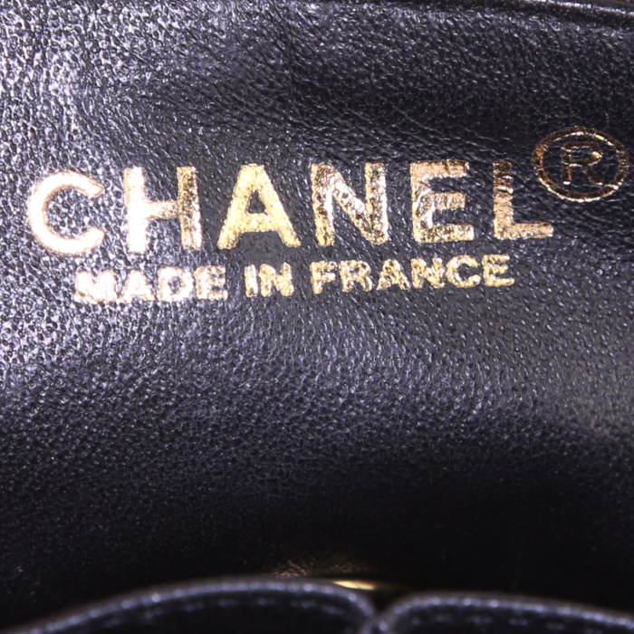Chanel East West bag worn on the shoulder or carried in the hand in black quilted canvas - Detail D3