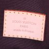 Bolso para llevar al hombro Louis Vuitton Brentwood en cuero monogram huella color burdeos y cuero natural - Detail D3 thumbnail