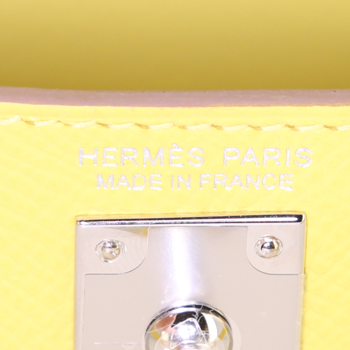 Sac à main Hermès Kelly 20 cm en cuir epsom jaune - Detail D4