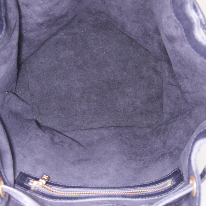 Louis Vuitton petit Noé messenger bag in black epi leather - Detail D2