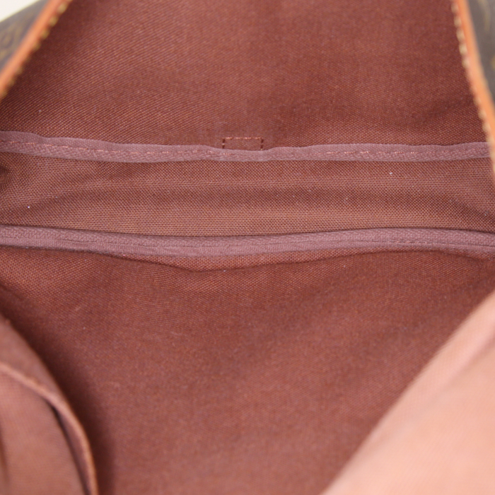 Sac bandoulière Louis Vuitton Saumur petit modèle en toile monogram enduite marron et cuir naturel - Detail D2