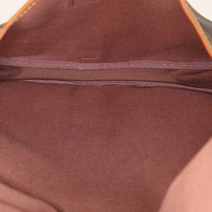 Sac bandoulière Louis Vuitton Saumur petit modèle en toile monogram enduite marron et cuir naturel - Detail D3