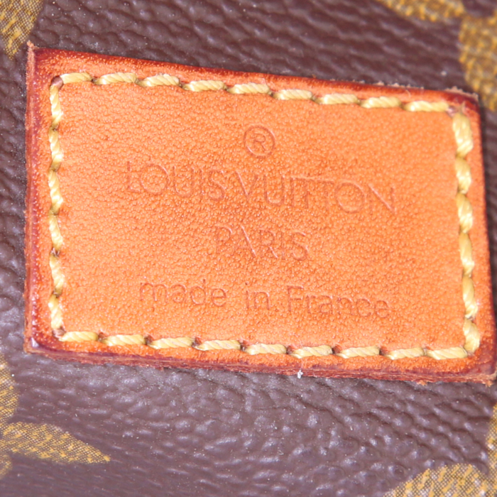 Sac bandoulière Louis Vuitton Saumur petit modèle en toile monogram enduite marron et cuir naturel - Detail D4
