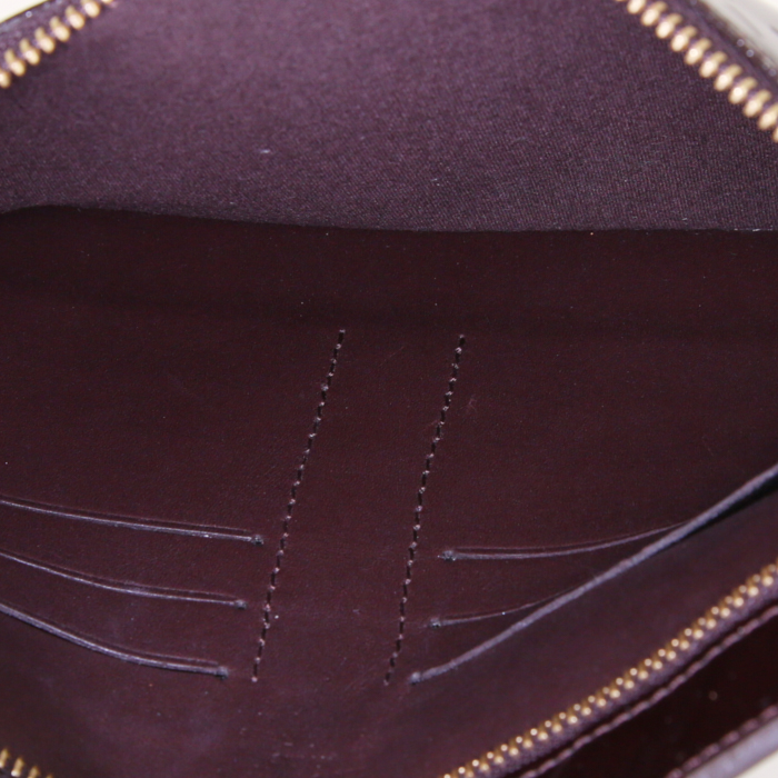 Pochette Louis Vuitton en cuir verni monogram violet - Detail D2