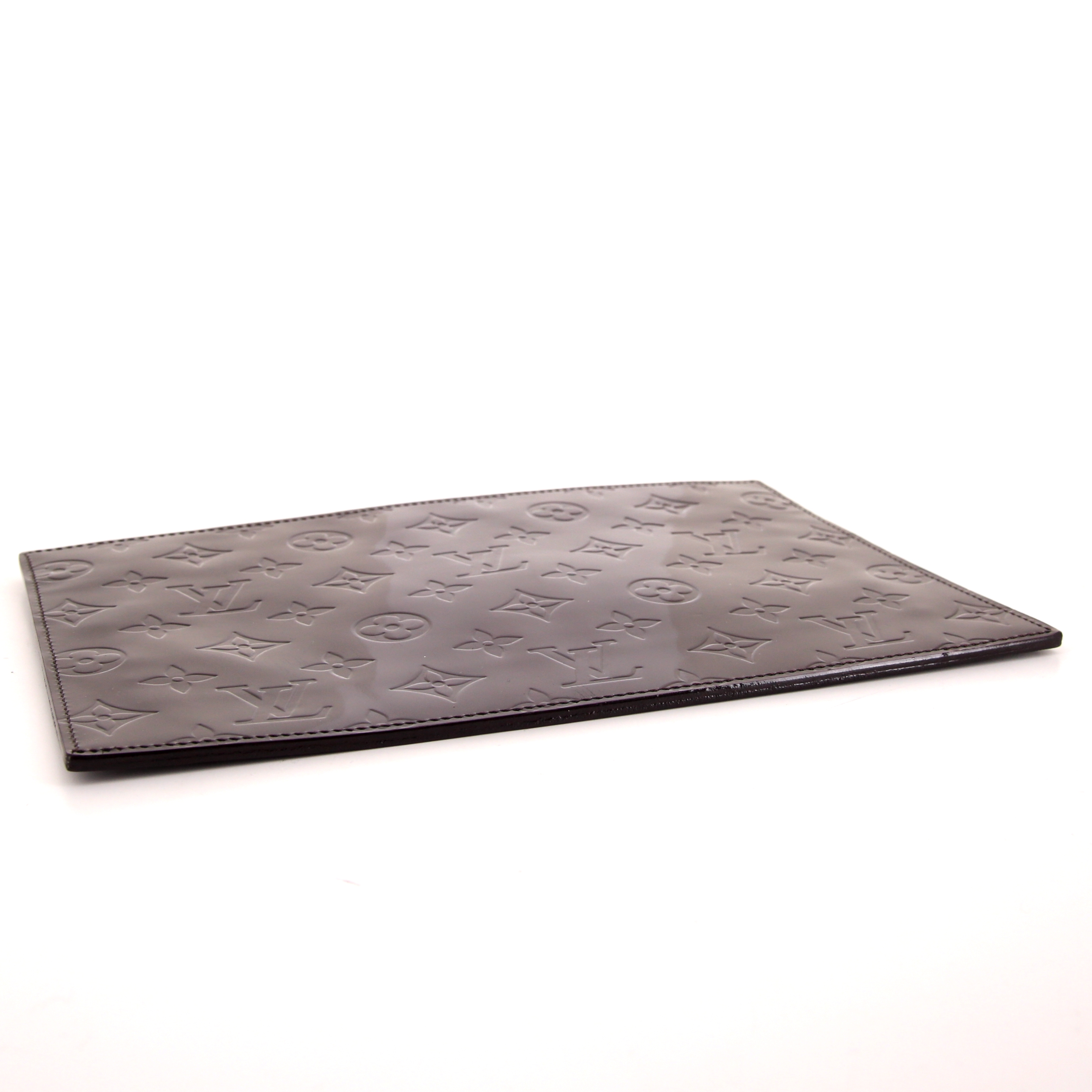 Pochette Louis Vuitton en cuir verni monogram violet - Detail D4