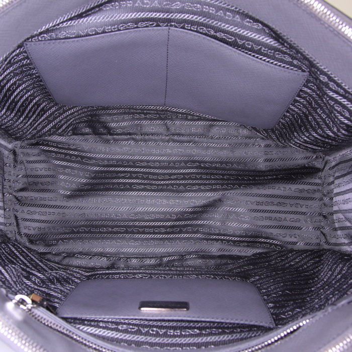 Bolso de mano Prada Galleria modelo grande en cuero saffiano gris - Detail D2