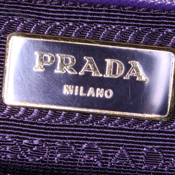 Sac à main Prada Galleria moyen modèle en cuir saffiano violet - Detail D4