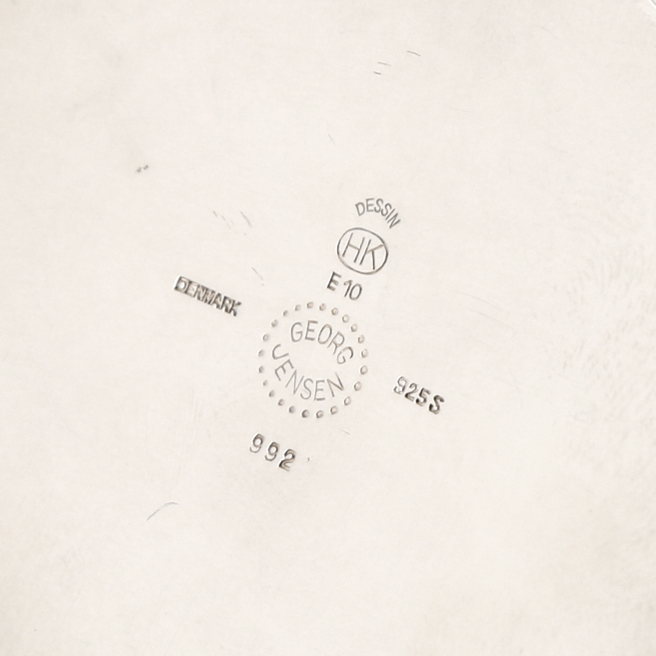 Henning Koppel, carafe n°992 dite "The Pregnant Duck" en argent massif pour l'éditeur Georg Jensen dessinée en 1952 et produite dans les années 1980, signée et estampillée - Detail D5