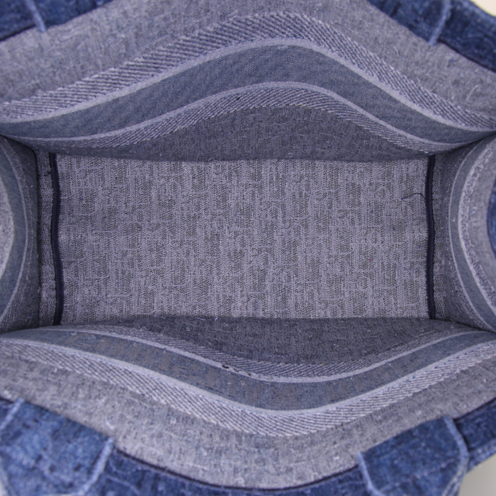 Bolso Cabás Dior Book Tote modelo pequeño en lona denim Monogram azul - Detail D2