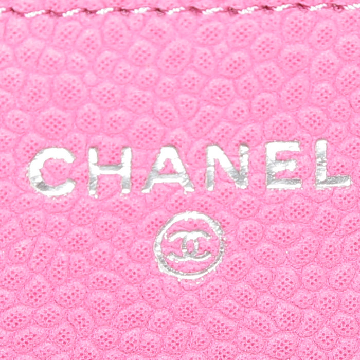 Sac bandoulière Chanel Wallet on Chain en cuir grainé matelassé rose - Detail D3