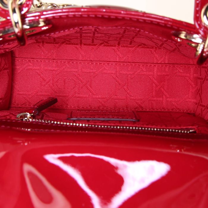 Bolso bandolera Dior Mini Lady Dior en charol rojo - Detail D3