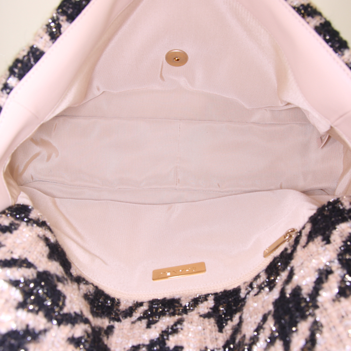 Sac à main Chanel 19 Maxi en tweed beige et noir - Detail D3
