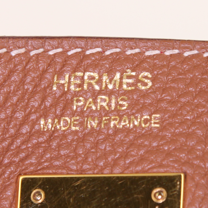 Bolso de mano Hermes Kelly 35 cm en cuero togo color oro - Detail D4