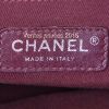 Sac cabas Chanel en cuir verni matelassé beige - Detail D3 thumbnail