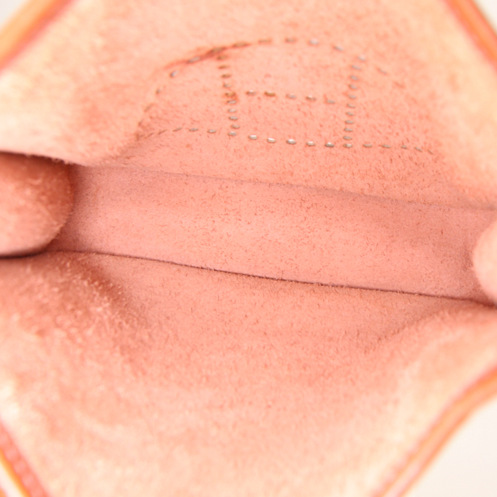 Bolso bandolera Hermès Mini Evelyne en cuero box marrón - Detail D2