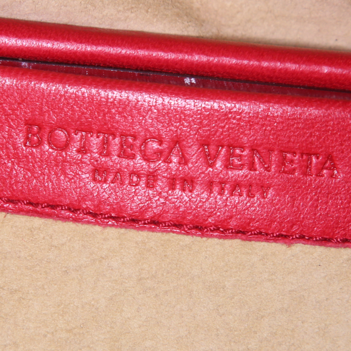 Sac à main Bottega Veneta en cuir intrecciato rouge - Detail D3