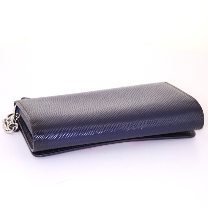 Pochette Louis Vuitton Twist en cuir épi violet - Detail D4