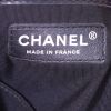 Sac bandoulière Chanel Boy grand modèle en cuir verni noir - Detail D4 thumbnail