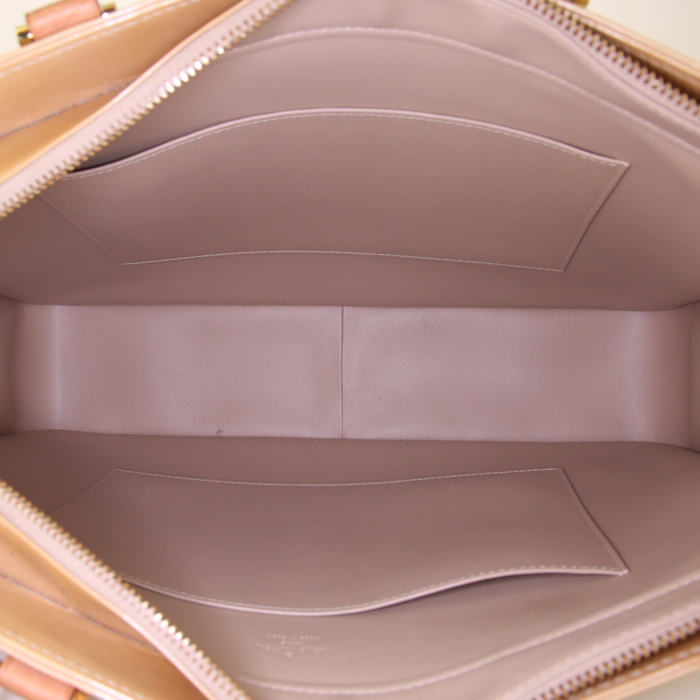 Sac cabas Louis Vuitton Colombus en cuir verni monogram beige - Detail D2