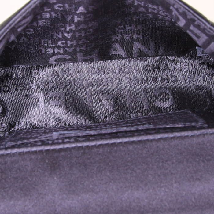 Chanel shoulder bag in black satin - Detail D2