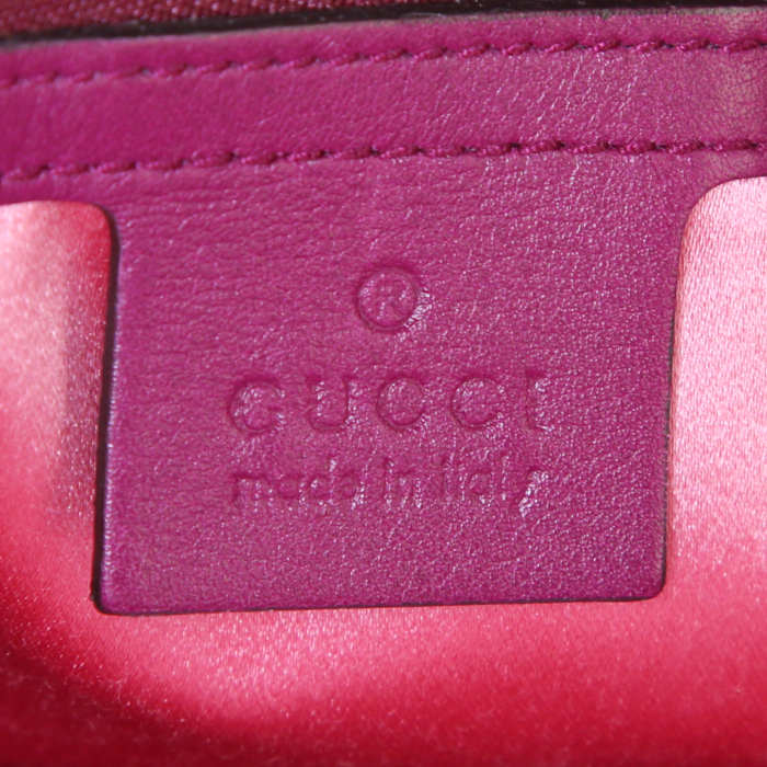 Sac bandoulière Gucci GG Marmont moyen modèle en velours matelassé violet et cuir violet - Detail D4