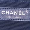 Sac à main Chanel Boy moyen modèle en cuir bleu et cuir matelassé bleu - Detail D4 thumbnail