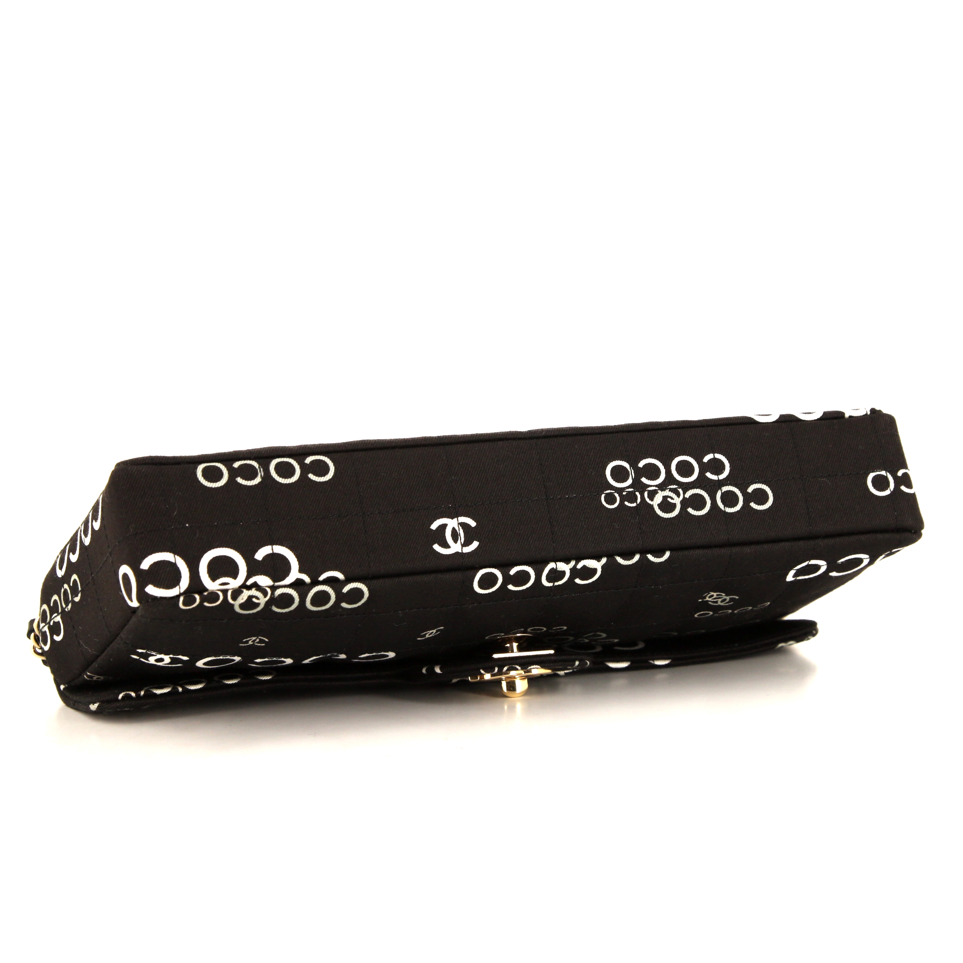 Bolso para llevar al hombro o en la mano Chanel East West en lona acolchada negra - Detail D4