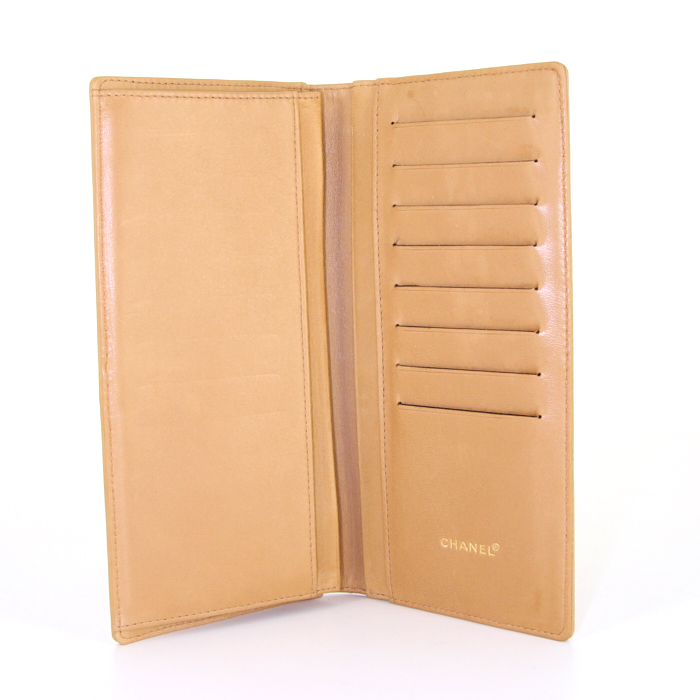 Portefeuille Chanel en cuir matelassé beige - Detail D2