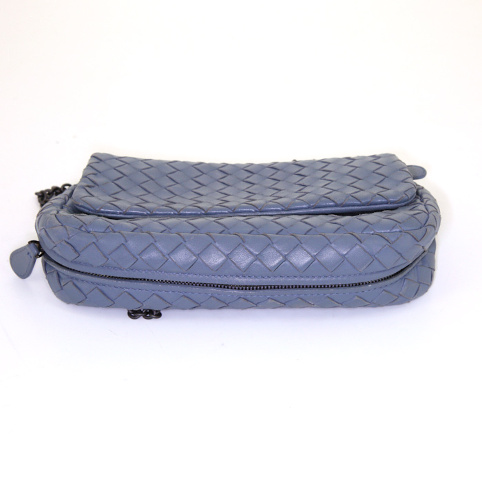 Sac à main Bottega Veneta en cuir intrecciato bleu - Detail D5