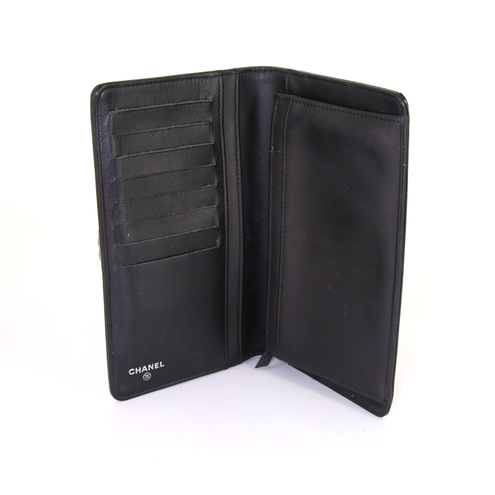 Portefeuille Chanel Boy en cuir verni matelassé noir - Detail D2