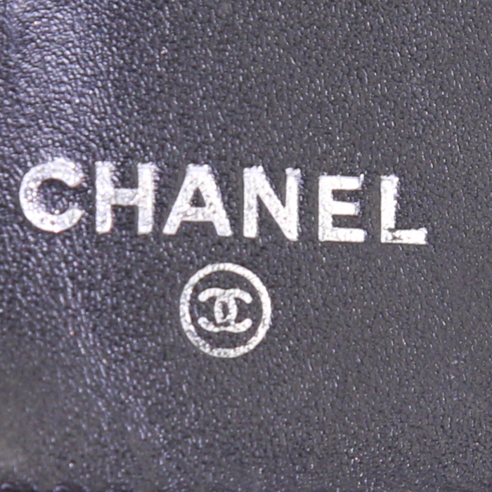 Portefeuille Chanel Boy en cuir verni matelassé noir - Detail D3