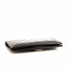Chanel Boy wallet in black patent quilted leather - Detail D4 thumbnail