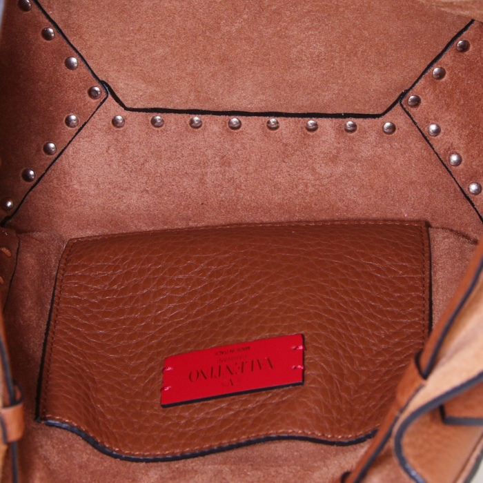 Bolso formato bolsa Valentino Garavani Rockstud Bucket modelo pequeño en cuero marrón - Detail D2