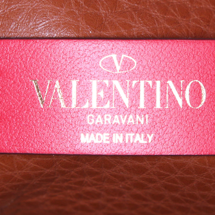 Valentino Garavani Rockstud Bucket small model handbag in brown leather - Detail D3