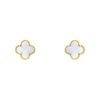 Paire de boucles d'oreilles Van Cleef & Arpels Alhambra Vintage en or jaune et nacre blanche - 00pp thumbnail