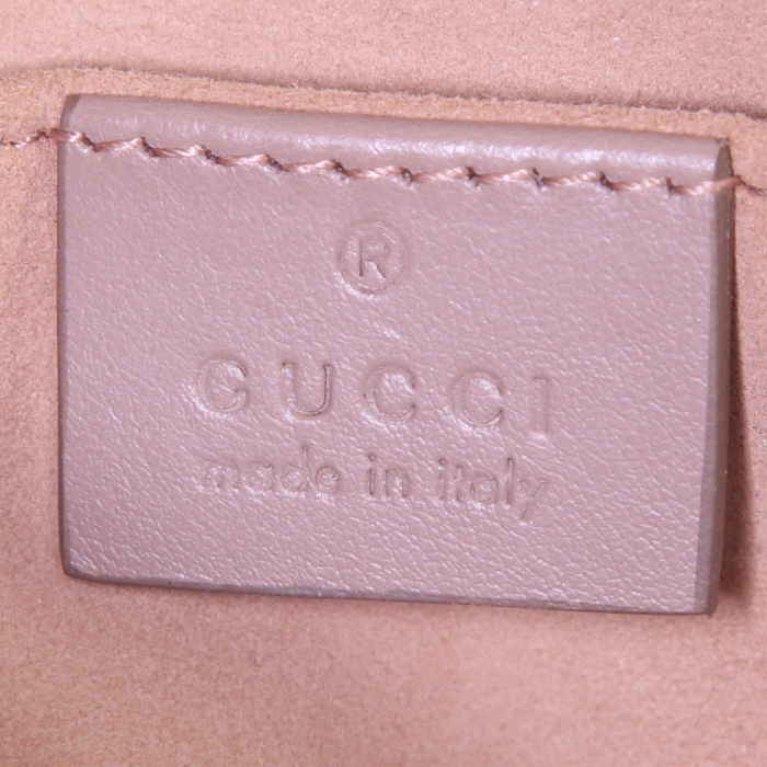 Bolso bandolera Gucci GG Marmont mini en cuero acolchado beige - Detail D4