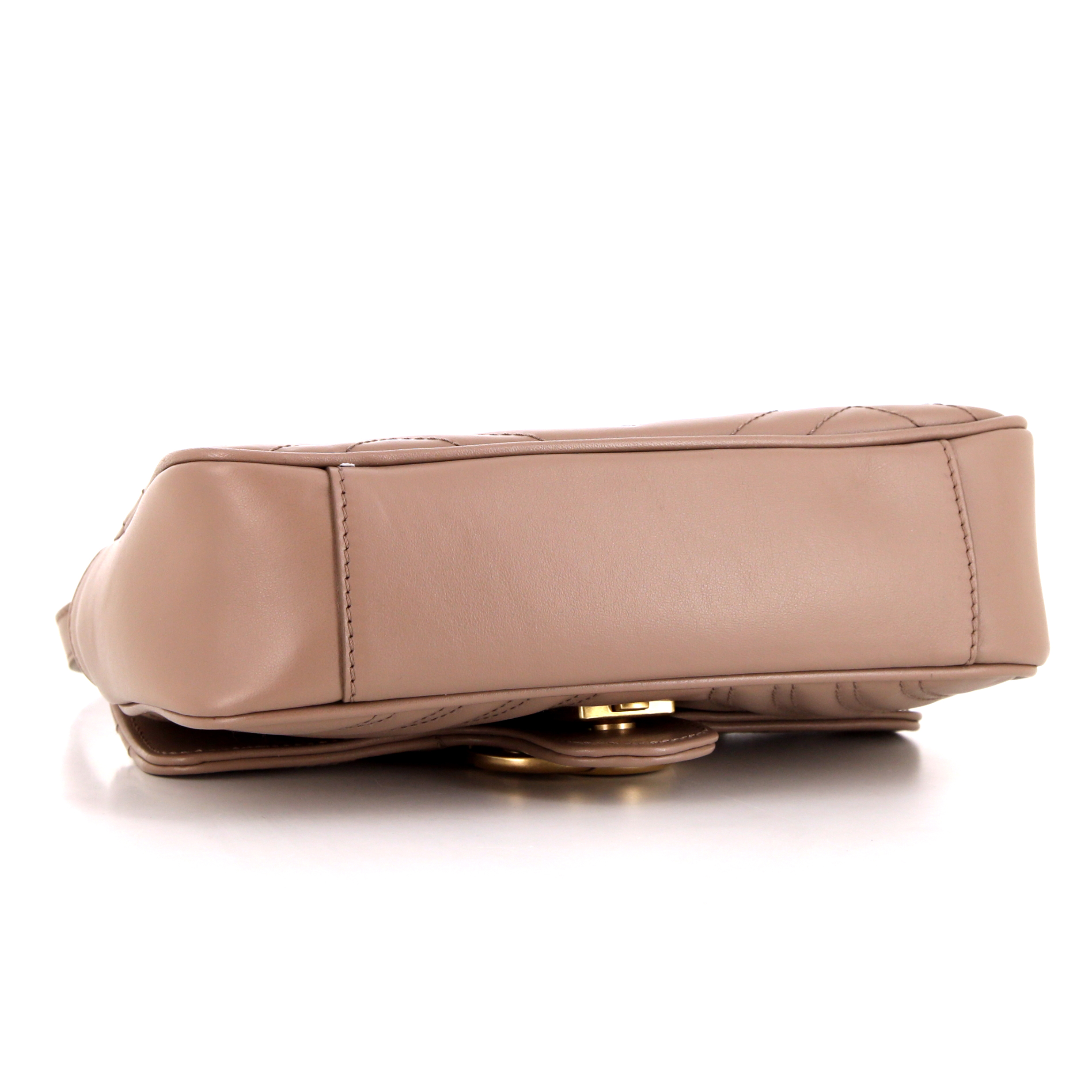 Bolso bandolera Gucci GG Marmont mini en cuero acolchado beige - Detail D5