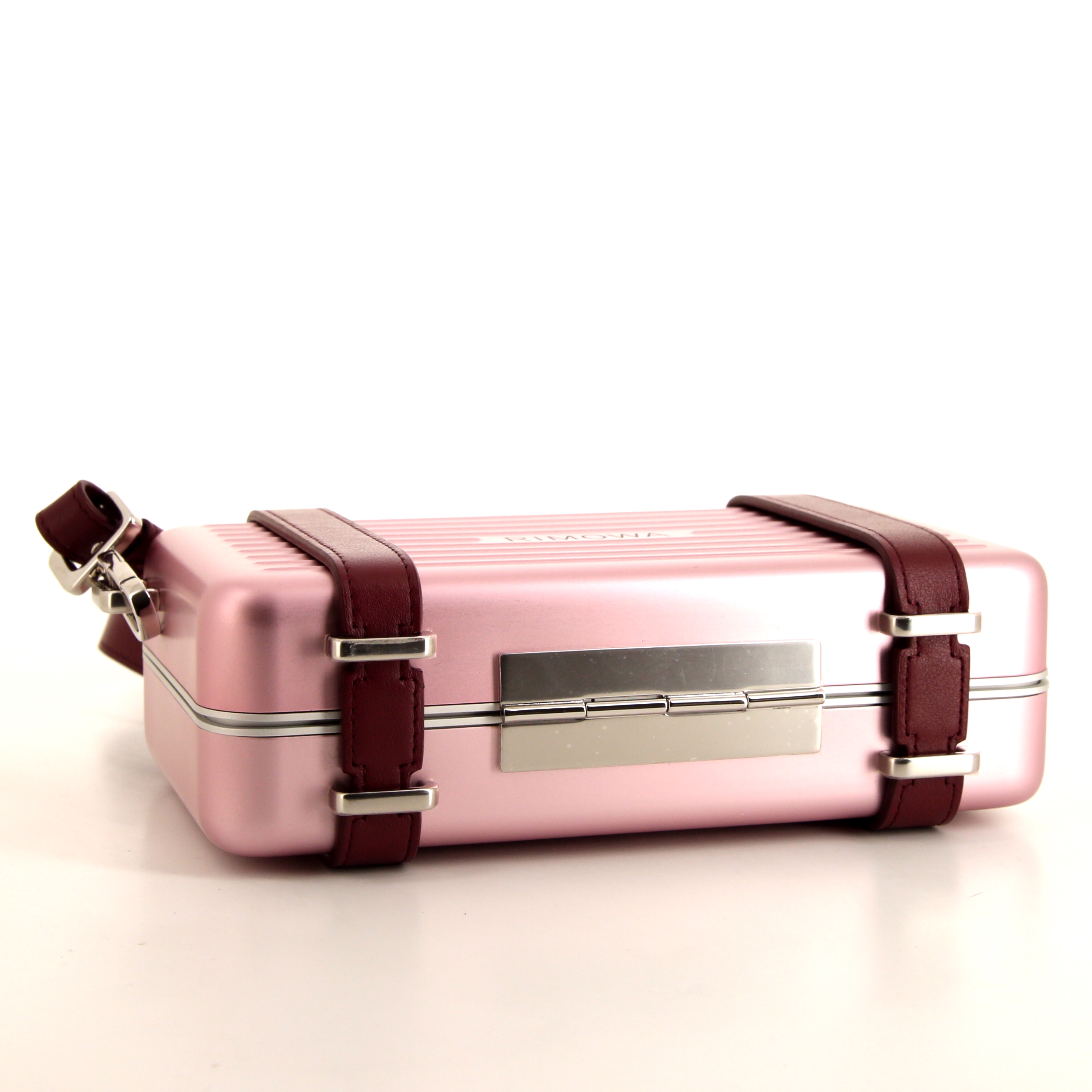 Sac bandoulière Dior 
Rimowa Pochette Personal en aluminium rose et cuir bordeaux - Detail D4