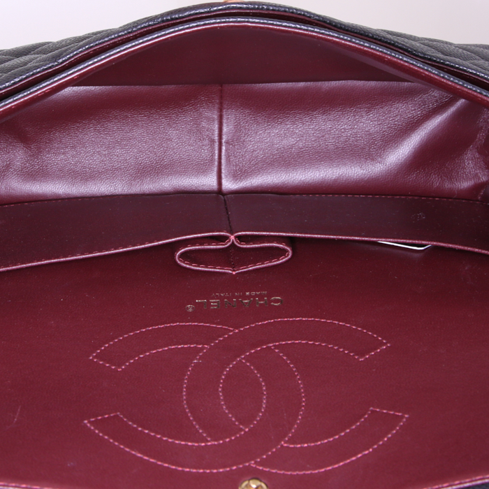 Sac bandoulière Chanel Timeless jumbo en cuir grainé matelassé noir - Detail D3