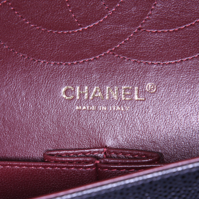 Sac bandoulière Chanel Timeless jumbo en cuir grainé matelassé noir - Detail D4