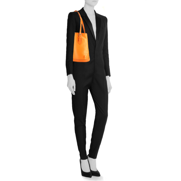 Sac cabas Louis Vuitton Bucket en cuir épi orange - Detail D1
