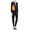 Shopping bag Louis Vuitton Bucket in pelle Epi arancione - Detail D1 thumbnail