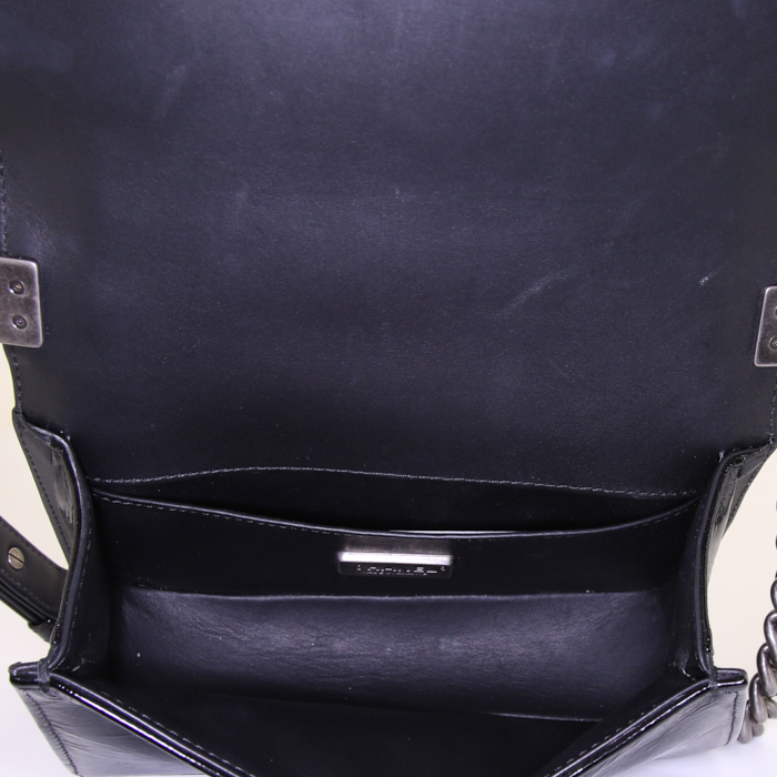 Borsa a tracolla Chanel Boy modello piccolo in pitone grigio e pelle verniciata nera - Detail D3
