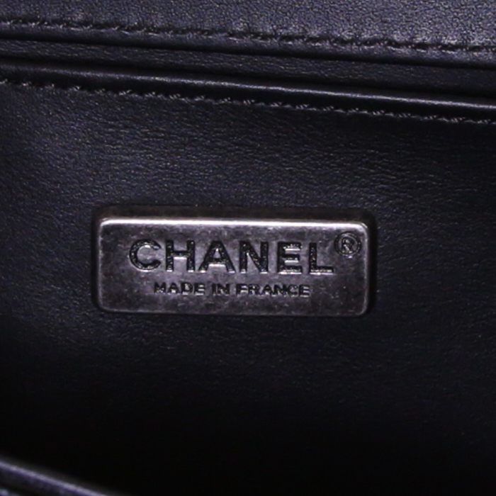 Sac bandoulière Chanel Boy petit modèle en python gris et cuir verni noir - Detail D4