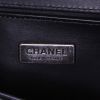 Bolso bandolera Chanel Boy modelo pequeño en piel de pitón gris y charol negro - Detail D4 thumbnail