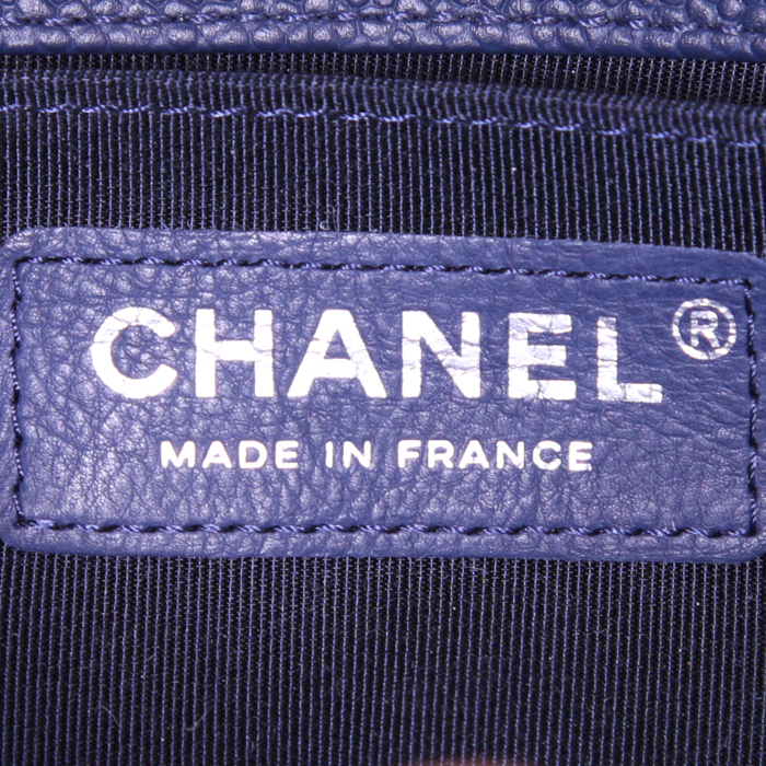 Sac bandoulière Chanel Boy en cuir grainé bleu-marine - Detail D4