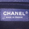 Borsa a tracolla Chanel Boy in pelle martellata blu marino con motivo a spina di pesce - Detail D4 thumbnail